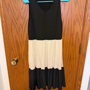 Chic Sleeveless Black and Cream Midi Dress